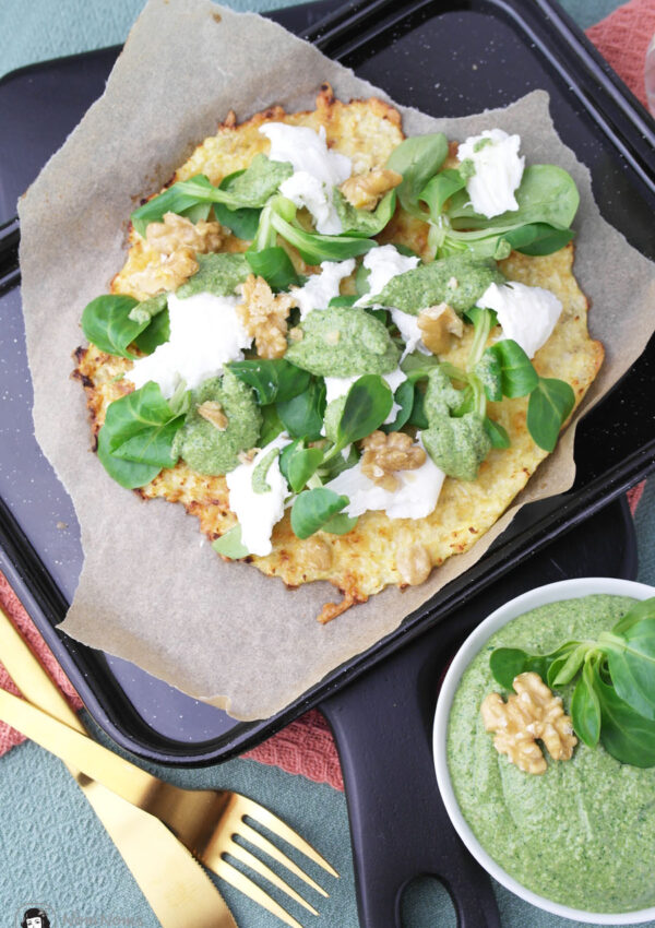 Low Carb Blumenkohl-Pizza mit Feldsalat-Pesto und Burrata ❤