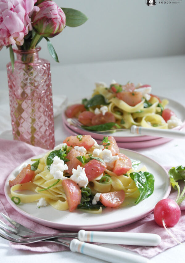 Frühlingspasta: Tagliatelle mit Babyspinat, gebratenen Radieschen und Ziegenkäse