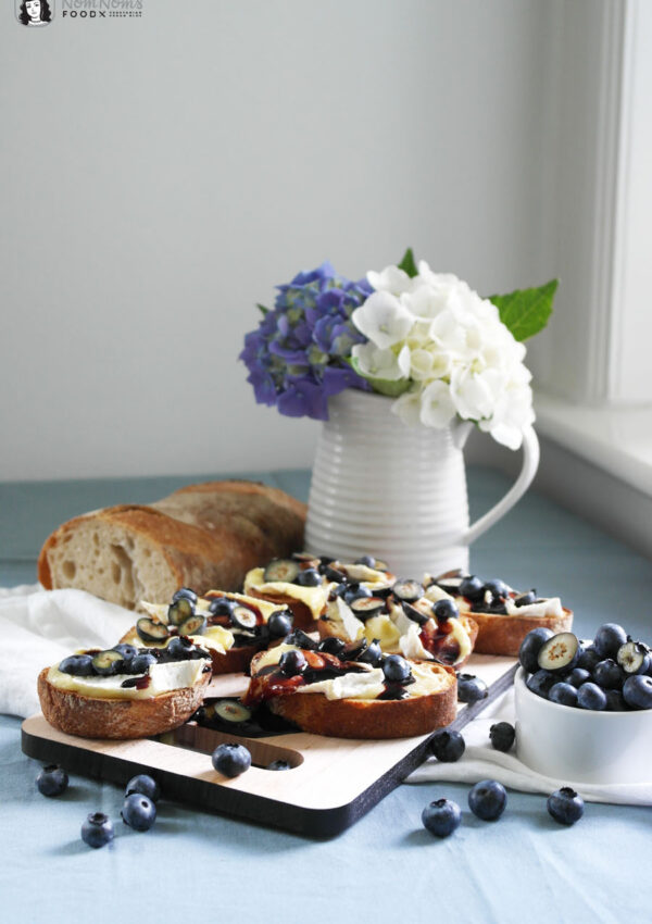 Crostini mit Camembert, Blaubeeren und fruchtigem Blaubeer-Balsamico-Essig ❤