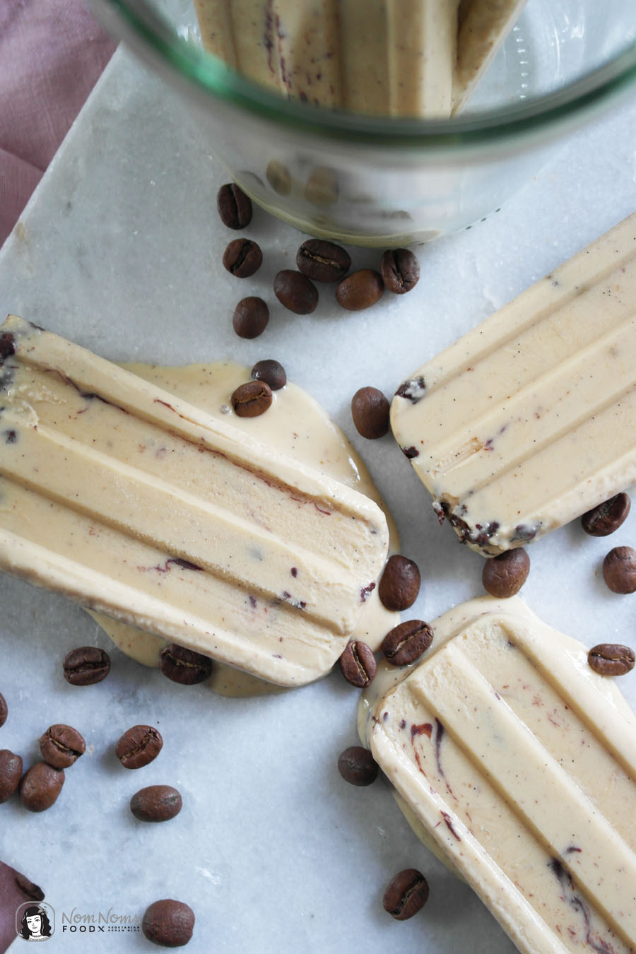 Kaffee-Karamell-Eis am Stil