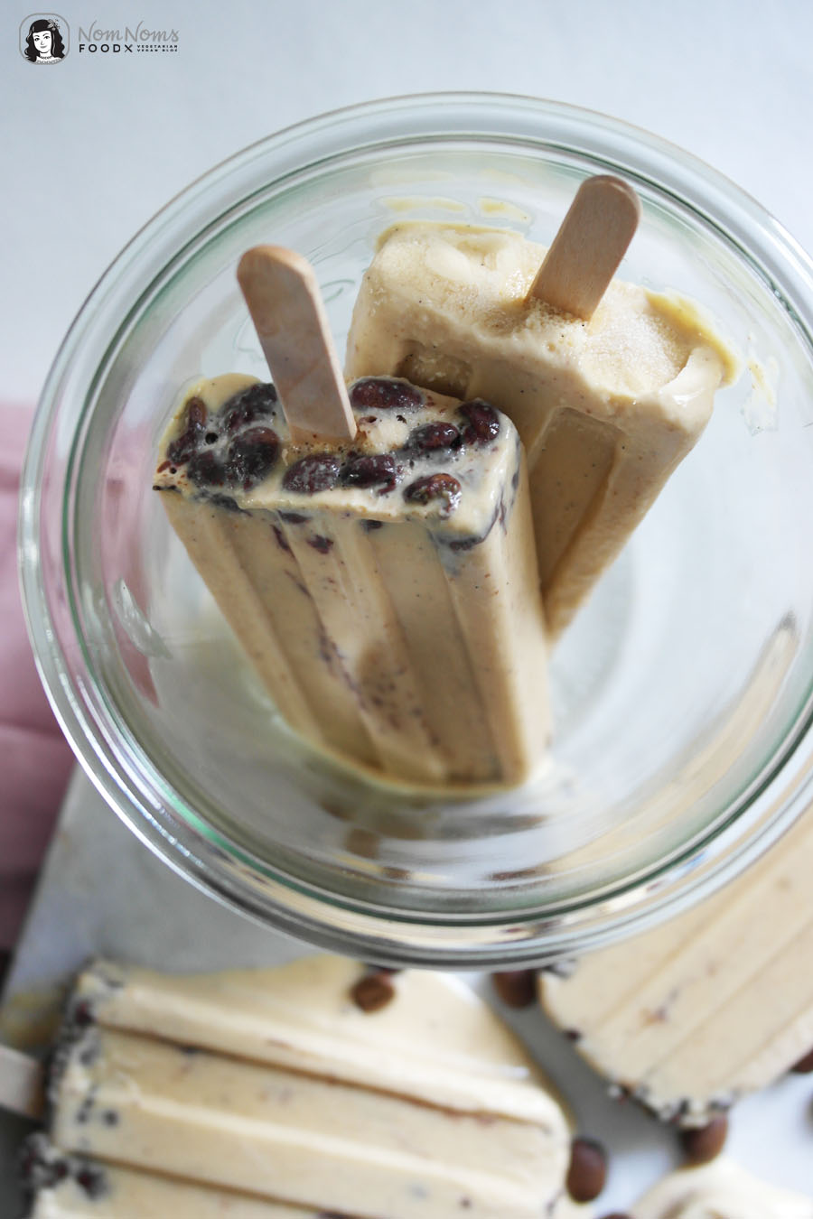 Kaffee-Karamell-Eis am Stil