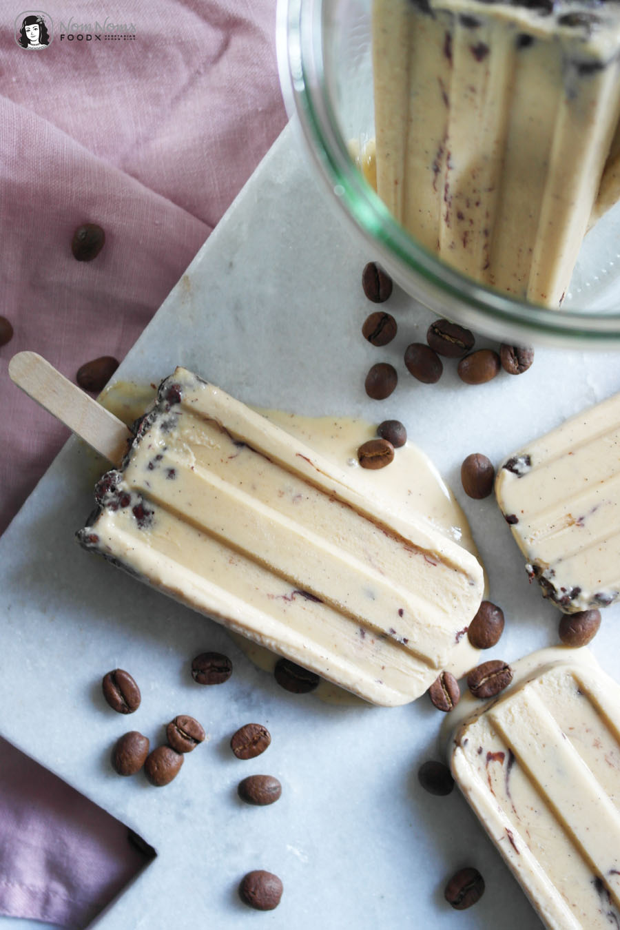 Kaffee-Karamell-Eis am Stil