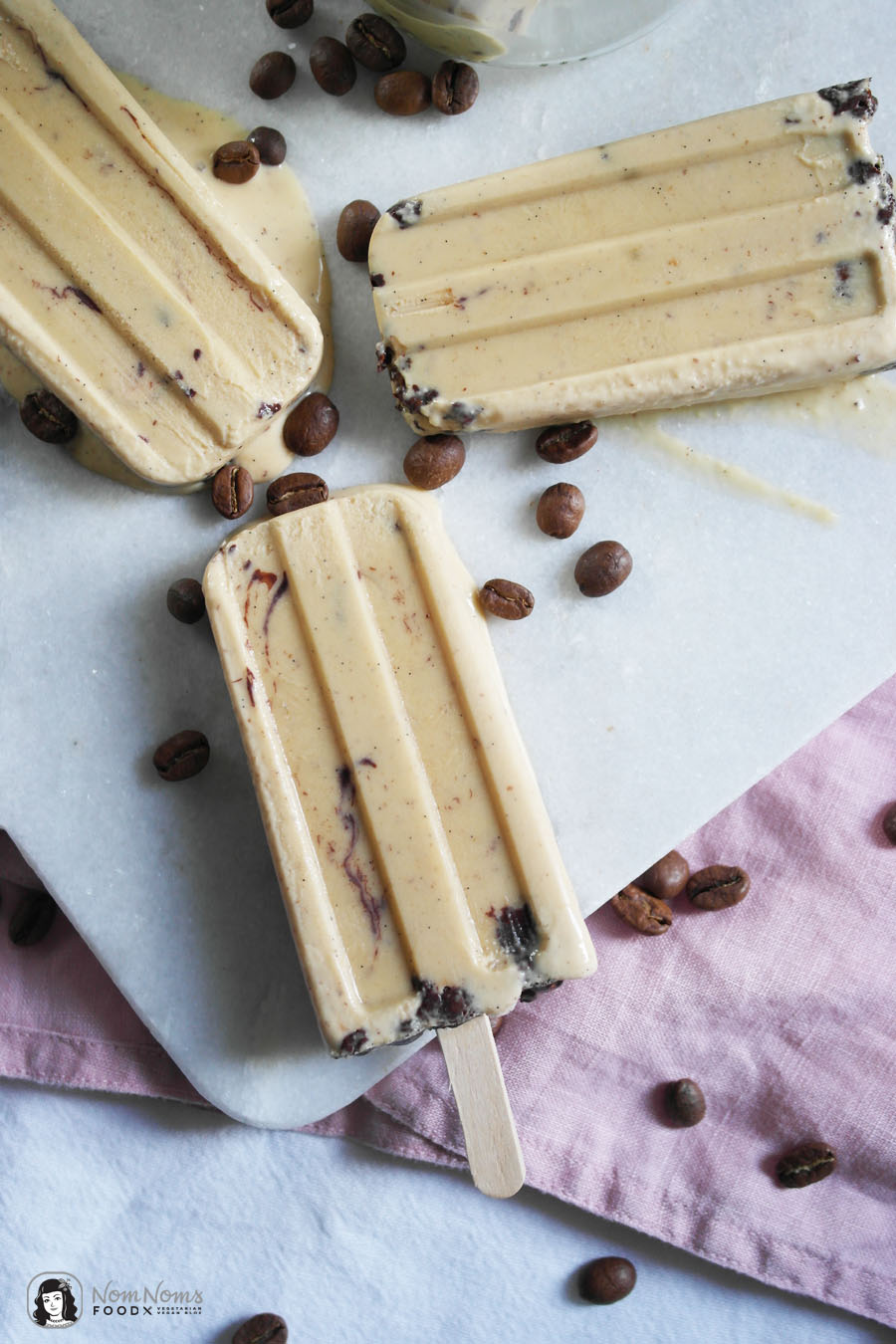 Kaffee-Karamell-Eis am Stil
