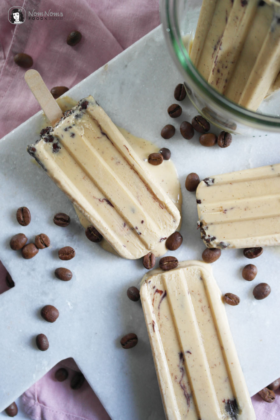 Kaffee-Karamell-Eis am Stil