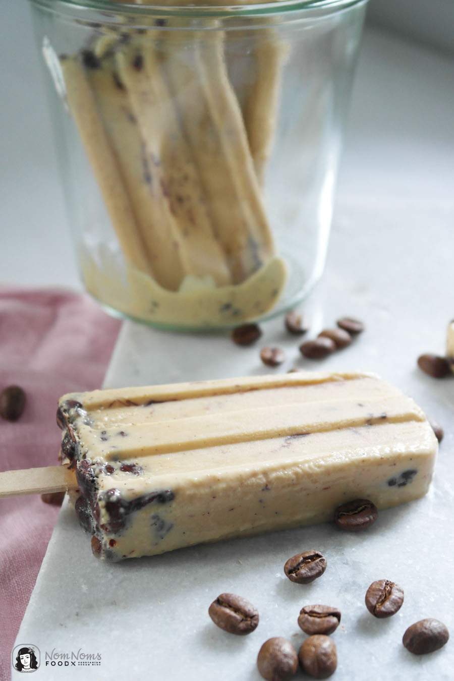 Kaffee-Karamell-Eis am Stil