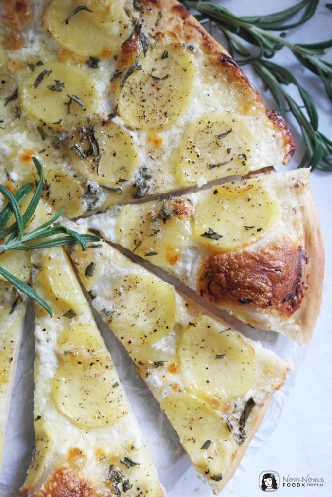 Weiße Pizza Bianca Panna mit Kartoffelscheiben, Mozzarella und Rosmarin
