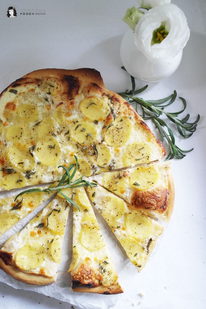 Weiße Pizza Bianca Panna mit Kartoffelscheiben, Mozzarella und Rosmarin