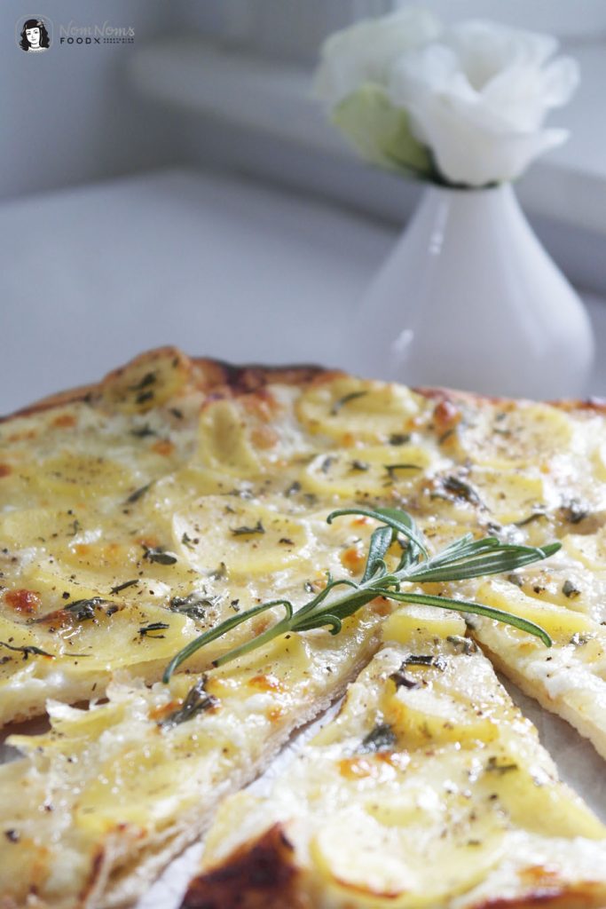 Weiße Pizza Bianca Panna mit Kartoffelscheiben, Mozzarella und Rosmarin