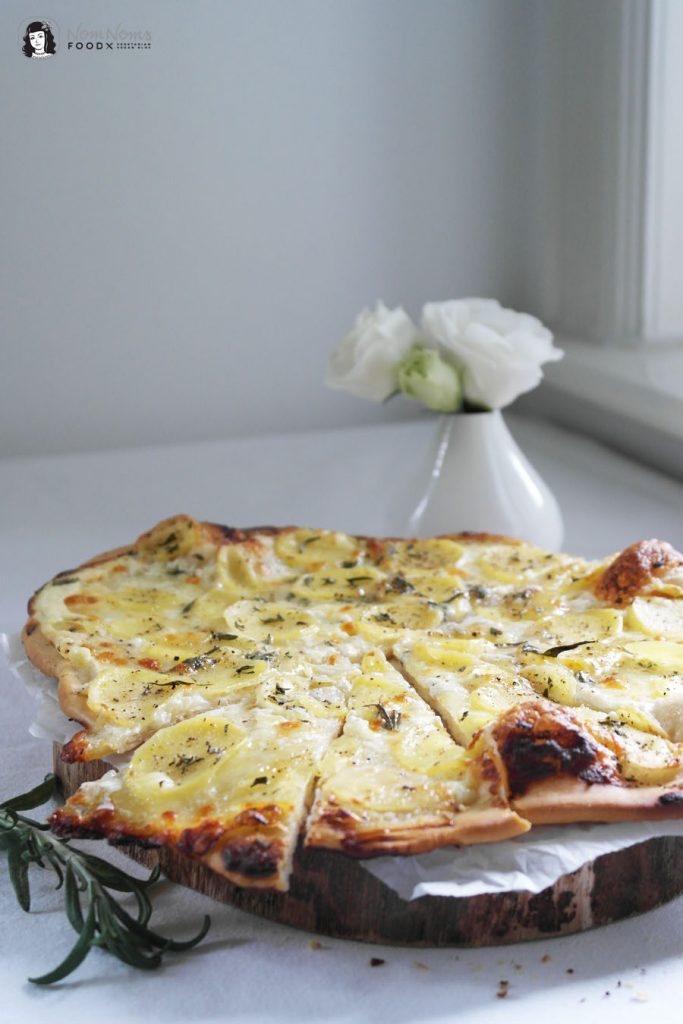 Weiße Pizza Bianca Panna mit Kartoffelscheiben, Mozzarella und Rosmarin