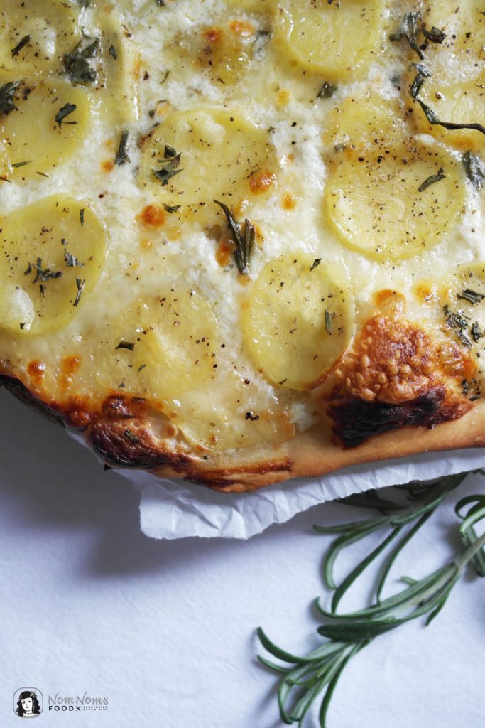 Weiße Pizza Bianca Panna mit Kartoffelscheiben, Mozzarella und Rosmarin