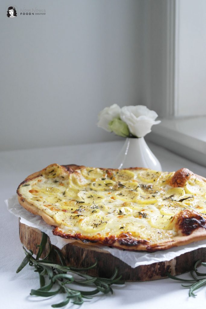 Weiße Pizza Bianca Panna mit Kartoffelscheiben, Mozzarella und Rosmarin