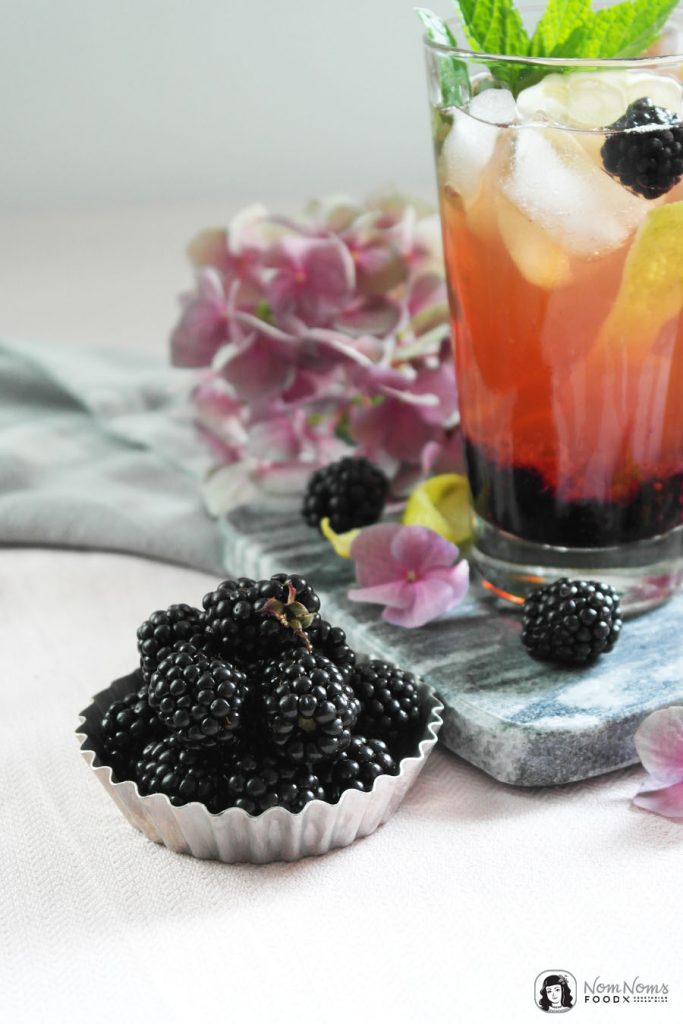 Fruchtig-beerige alkoholfreie Brombeer-Eistee-Bowle 