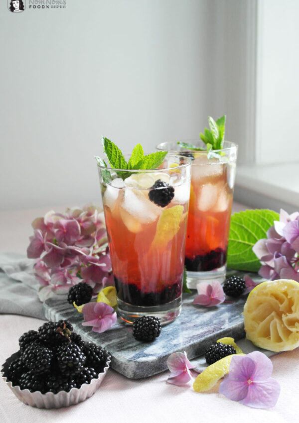 Fruchtig-beerige alkoholfreie Brombeer-Eistee-Bowle