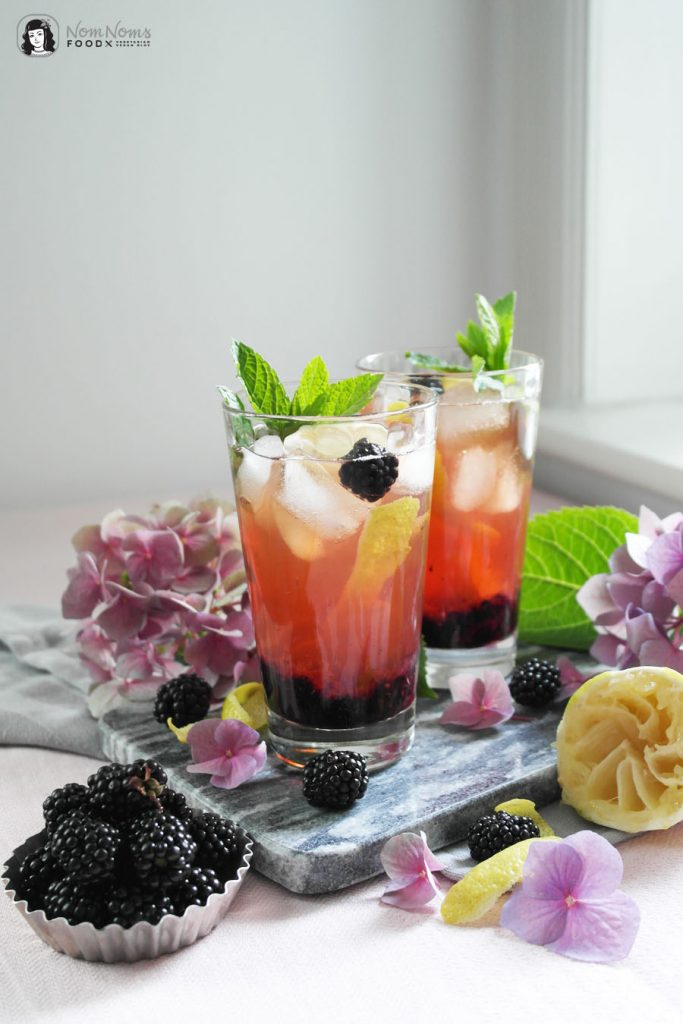 Fruchtig-beerige alkoholfreie Brombeer-Eistee-Bowle