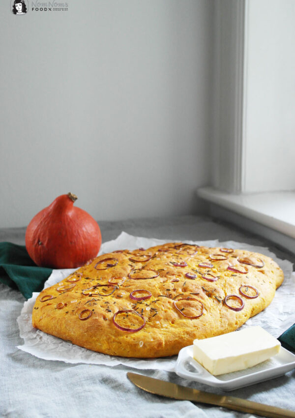Kürbis Focaccia mit Rosmarin, Meersalz und roten Zwiebeln ❤