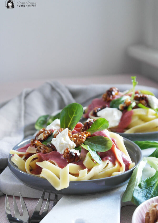 Pasta mit Rote-Bete-Ziegenkäse-Sauce, karamellisierten Walnüssen und Feldsalat ❤