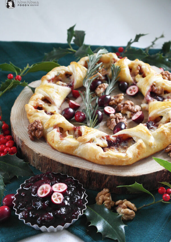 Festlicher Camembert-Blätterteig-Kranz mit Cranberry-Balsamico-Soße und knackigen Walnüssen ❤