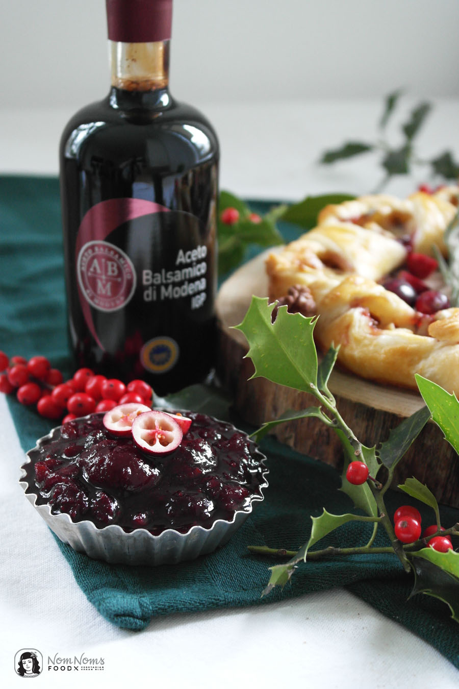 Festlicher Camembert-Blätterteig-Kranz mit Cranberry-Balsamico-Soße und knackigen Walnüssen