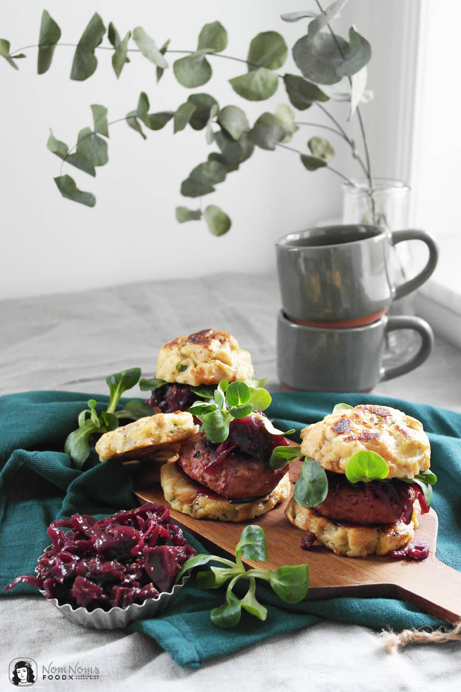 Vegetarischer Winter-Burger mit Rotkohl-Chutney, Feldsalat und Semmelknödel-Brötchen