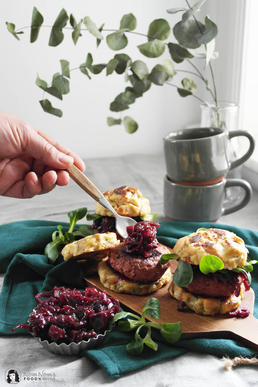 Vegetarischer Winter-Burger mit Rotkohl-Chutney, Feldsalat und Semmelknödel-Brötchen