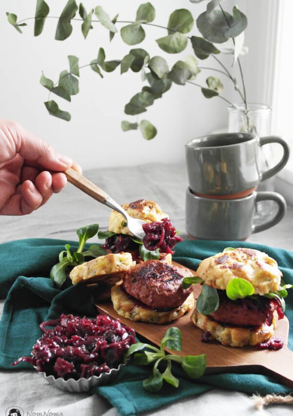 Vegetarischer Winter-Burger mit Rotkohl-Chutney, Feldsalat und Semmelknödel-Brötchen ❤