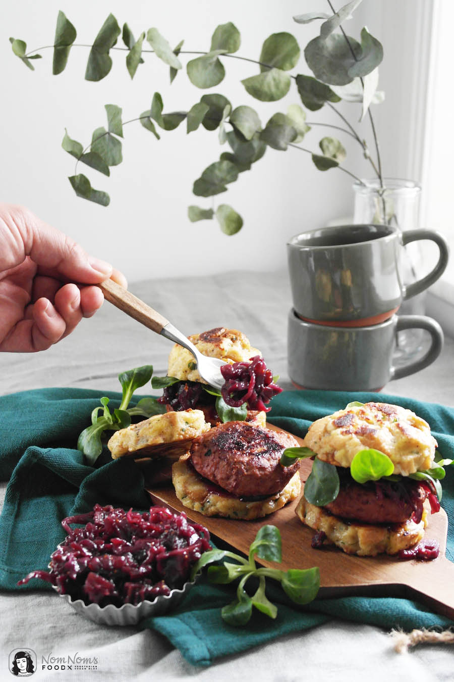 Vegetarischer Winter-Burger mit Rotkohl-Chutney, Feldsalat und Semmelknödel-Brötchen