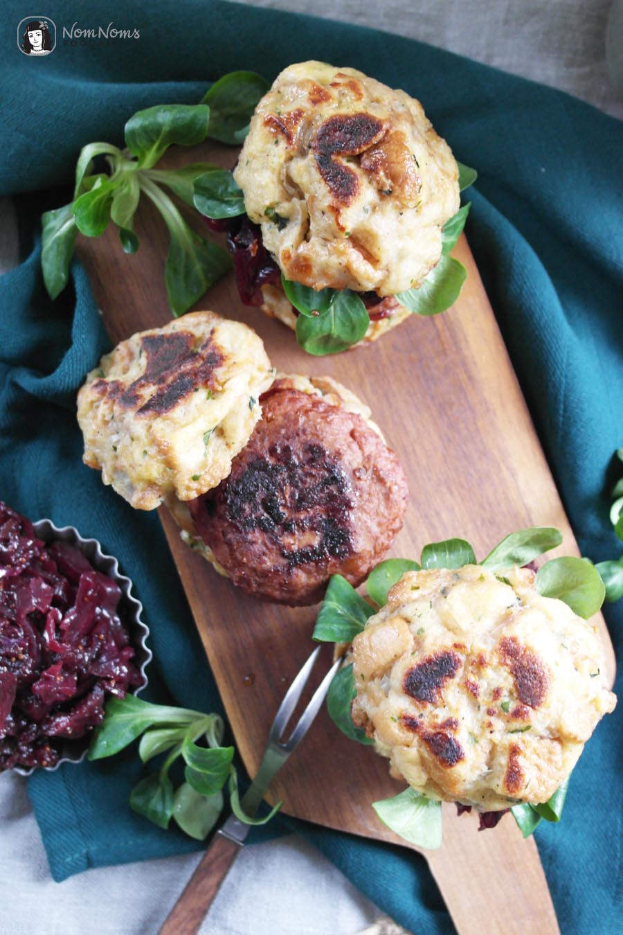 Vegetarischer Winter-Burger mit Rotkohl-Chutney, Feldsalat und Semmelknödel-Brötchen
