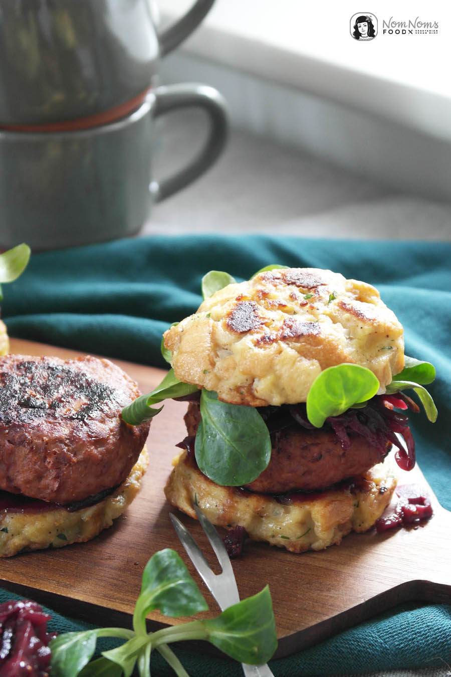 Vegetarischer Winter-Burger mit Rotkohl-Chutney, Feldsalat und Semmelknödel-Brötchen