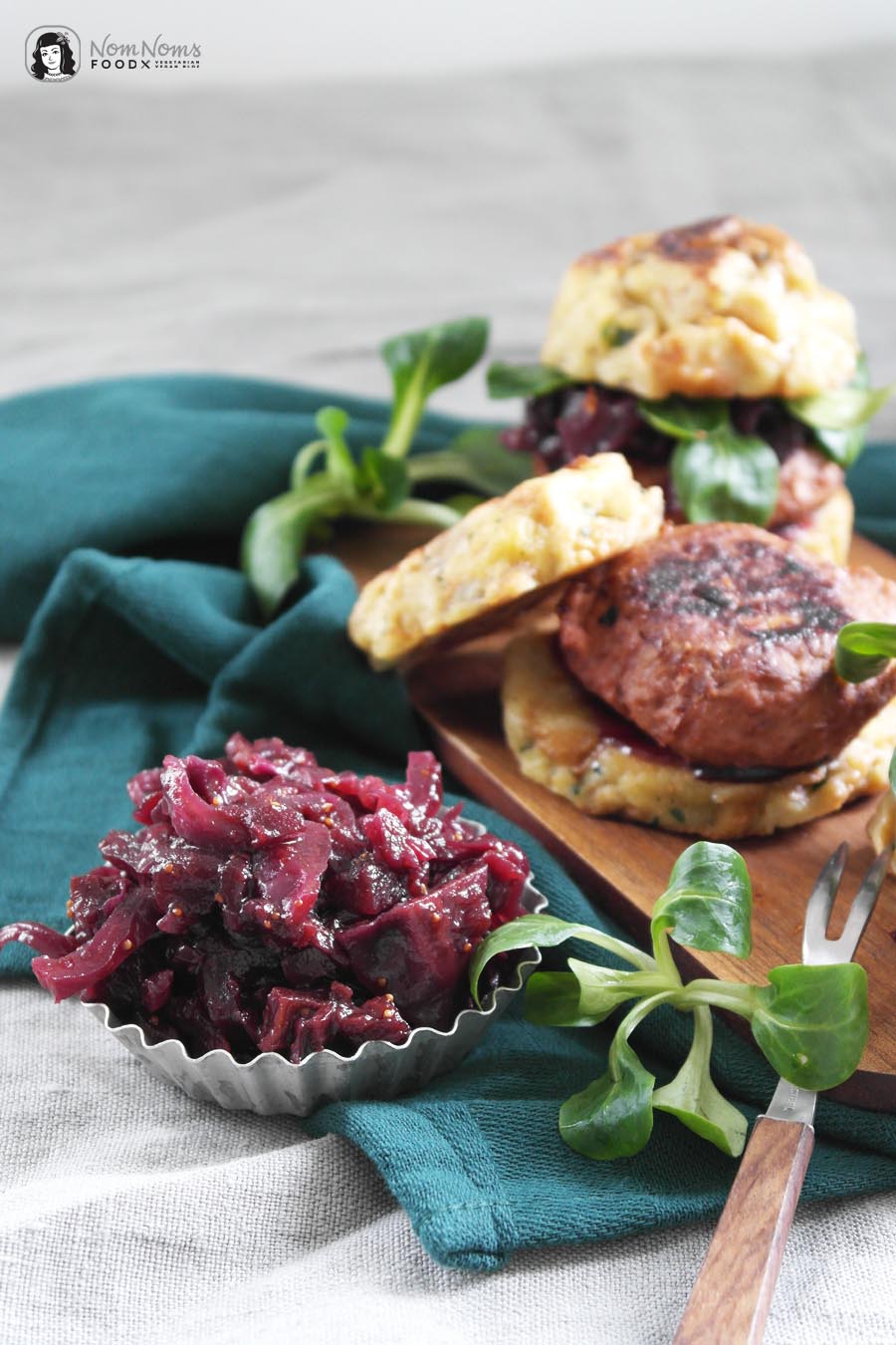 Vegetarischer Winter-Burger mit Rotkohl-Chutney, Feldsalat und Semmelknödel-Brötchen