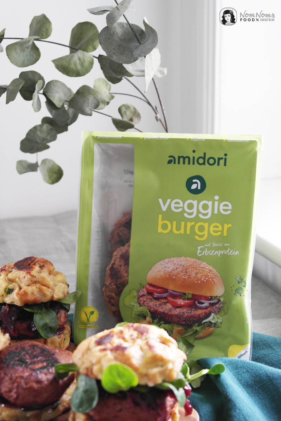 Vegetarischer Winter-Burger mit Rotkohl-Chutney, Feldsalat und Semmelknödel-Brötchen