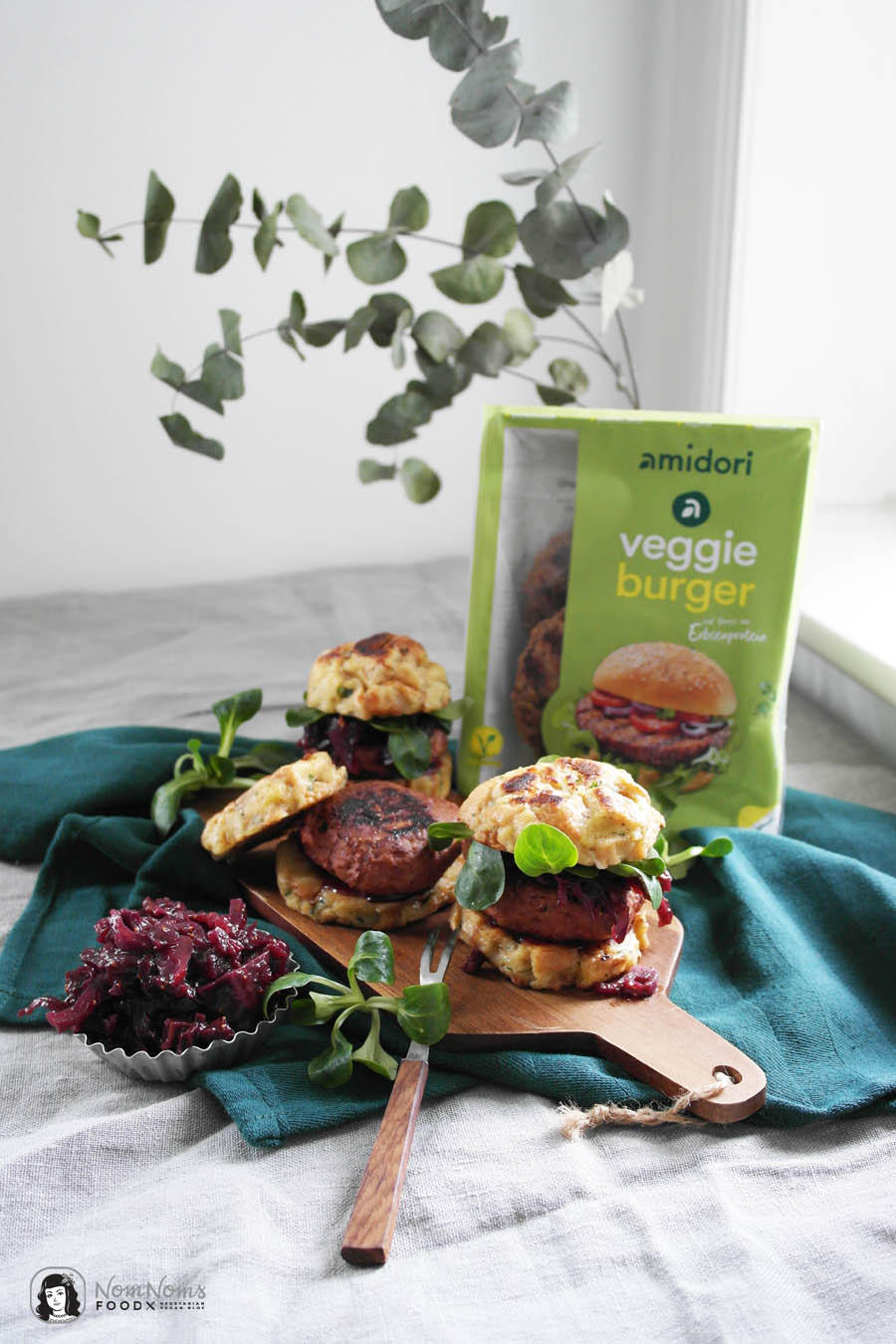 Vegetarischer Winter-Burger mit Rotkohl-Chutney, Feldsalat und Semmelknödel-Brötchen