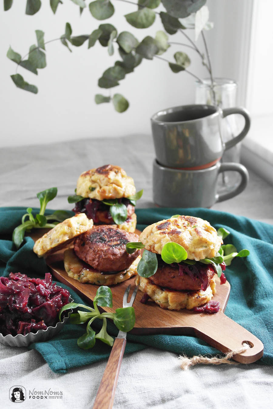 Vegetarischer Winter-Burger mit Rotkohl-Chutney, Feldsalat und Semmelknödel-Brötchen