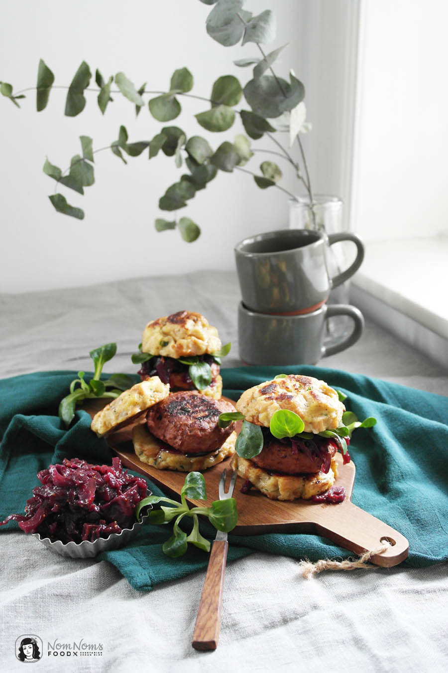 Vegetarischer Winter-Burger mit Rotkohl-Chutney, Feldsalat und Semmelknödel-Brötchen