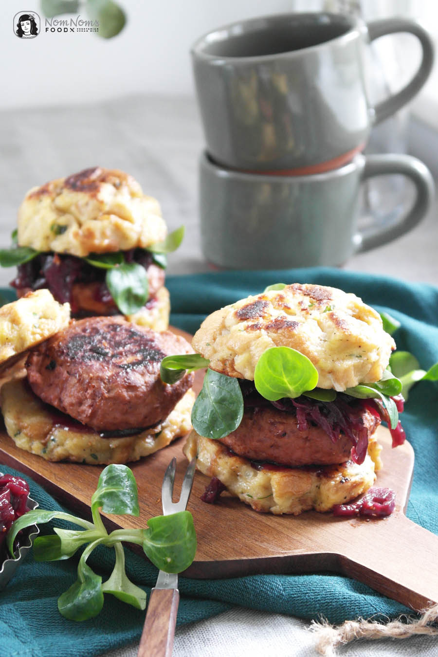 Vegetarischer Winter-Burger mit Rotkohl-Chutney, Feldsalat und Semmelknödel-Brötchen