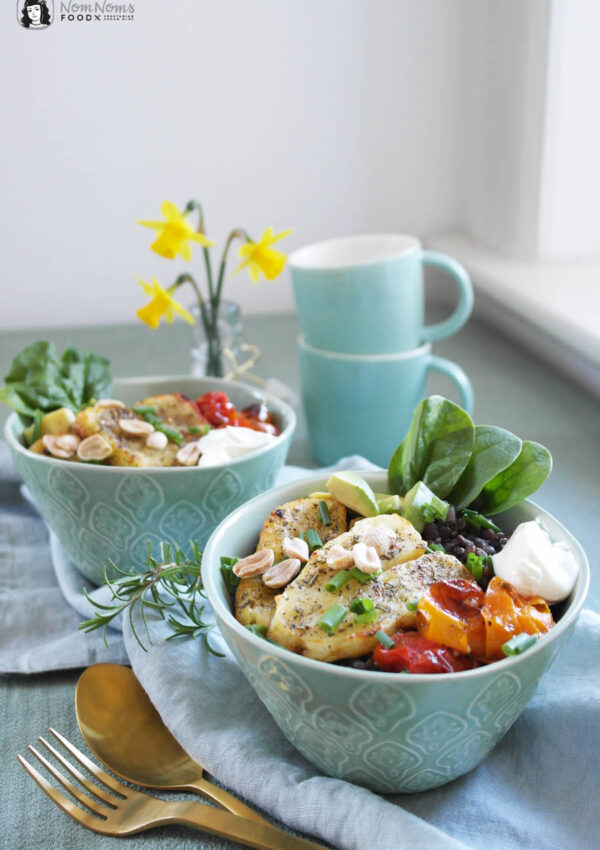 Balsamico-Linsen-Spinat-Bowl mit Ofen-Tomaten, Erdnüssen und gebackenem Halloumi nach Aglio e Olio Art