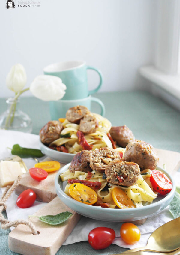 Vegetarische italienisch gefüllte Frikadellen mit Salbei-Basilikum-Tomaten-Pasta