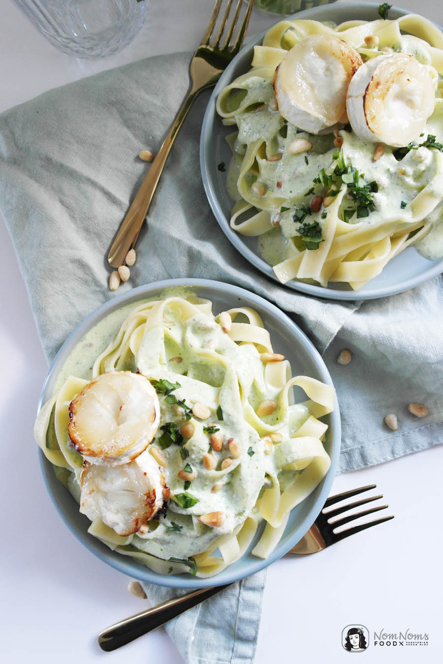 Pasta mit Bärlauch-Ziegenkäse-Soße, Pinienkernen und Honig-Ofen-Ziegenkäse