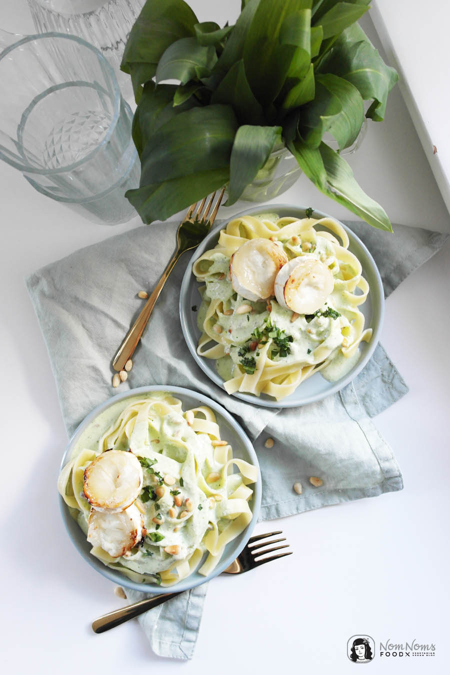 Pasta mit Bärlauch-Ziegenkäse-Soße, Pinienkernen und Honig-Ofen-Ziegenkäse