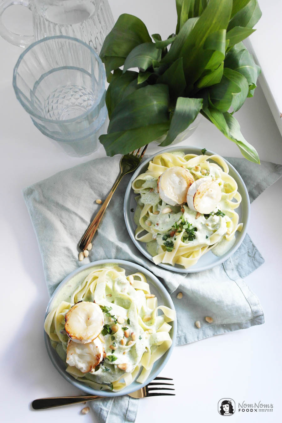 Pasta mit Bärlauch-Ziegenkäse-Soße, Pinienkernen und Honig-Ofen-Ziegenkäse