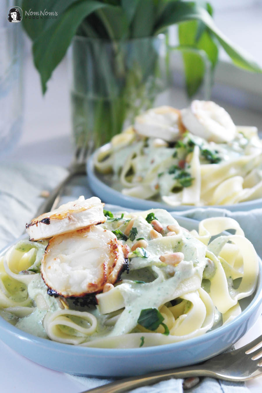 Pasta mit Bärlauch-Ziegenkäse-Soße, Pinienkernen und Honig-Ofen-Ziegenkäse