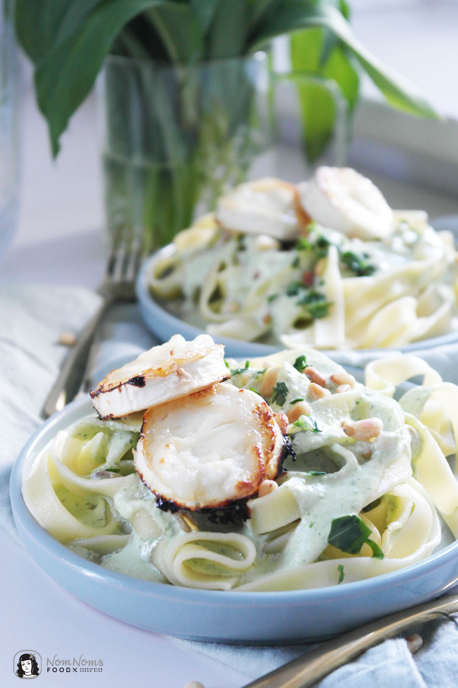 Pasta mit Bärlauch-Ziegenkäse-Soße, Pinienkernen und Honig-Ofen-Ziegenkäse