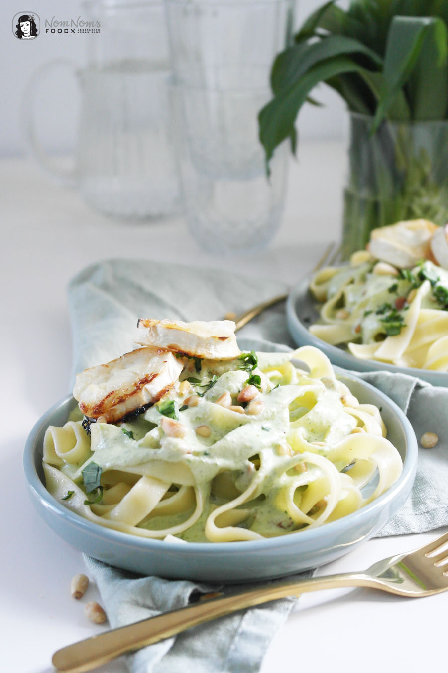 Pasta mit Bärlauch-Ziegenkäse-Soße, Pinienkernen und Honig-Ofen-Ziegenkäse