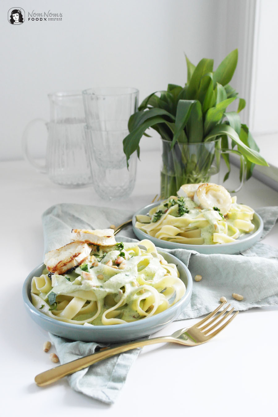 Pasta mit Bärlauch-Ziegenkäse-Soße, Pinienkernen und Honig-Ofen-Ziegenkäse