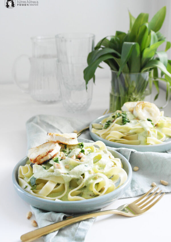 Pasta mit Bärlauch-Ziegenkäse-Soße, Pinienkernen und Honig-Ofen-Ziegenkäse