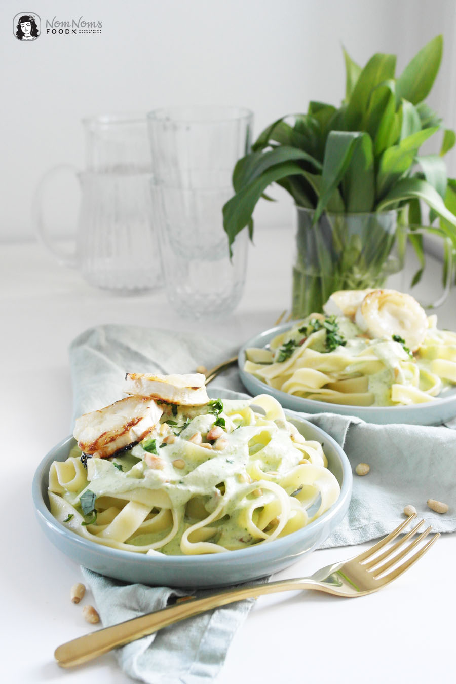 Pasta mit Bärlauch-Ziegenkäse-Soße, Pinienkernen und Honig-Ofen-Ziegenkäse