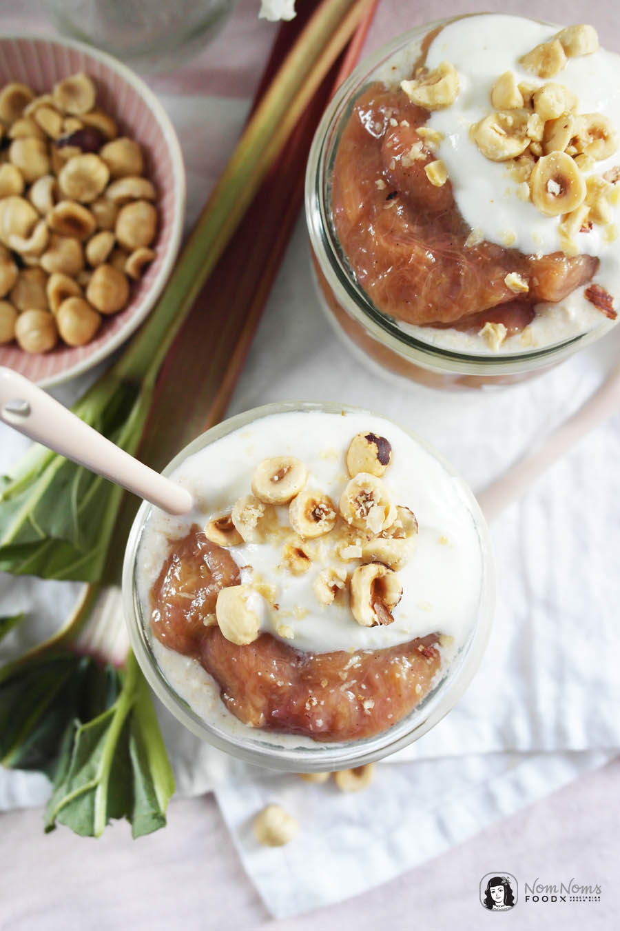 Vanille-Rhabarber-Overnight-Oats mit Haselnüssen