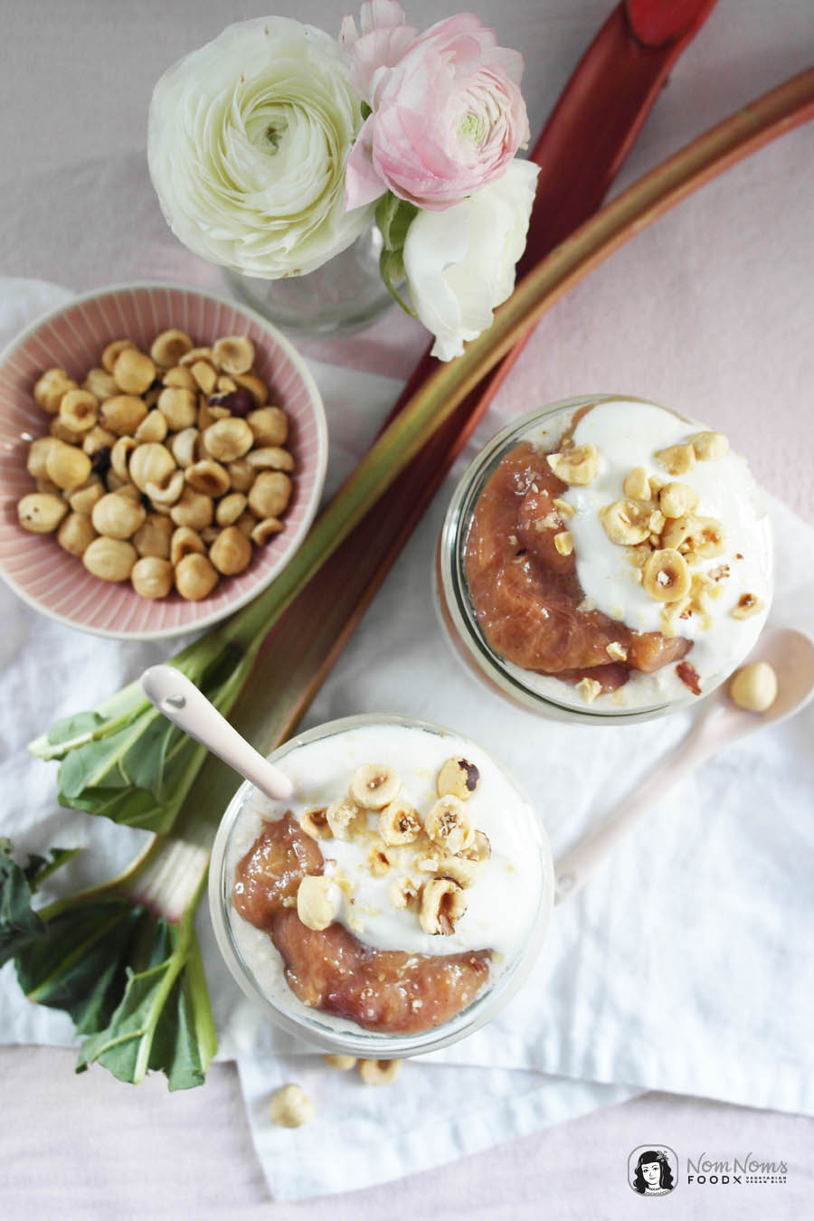 Vanille-Rhabarber-Overnight-Oats mit Haselnüssen