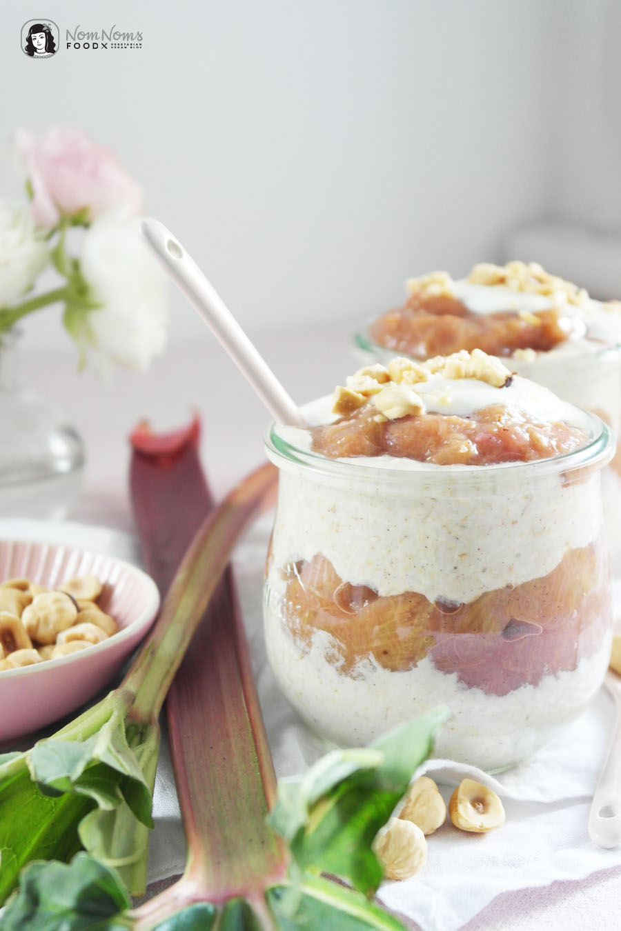 Vanille-Rhabarber-Overnight-Oats mit Haselnüssen