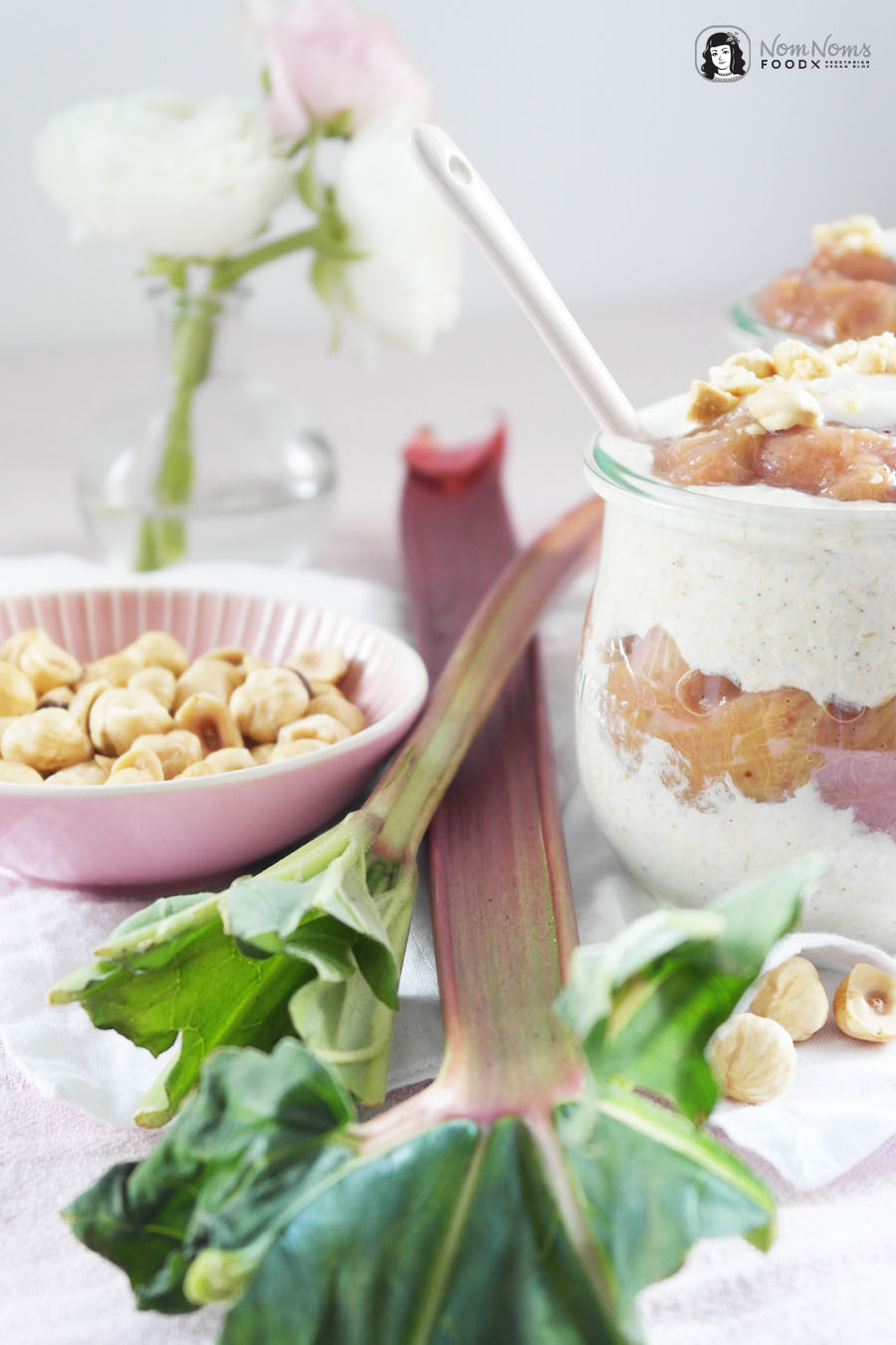 Vanille-Rhabarber-Overnight-Oats mit Haselnüssen
