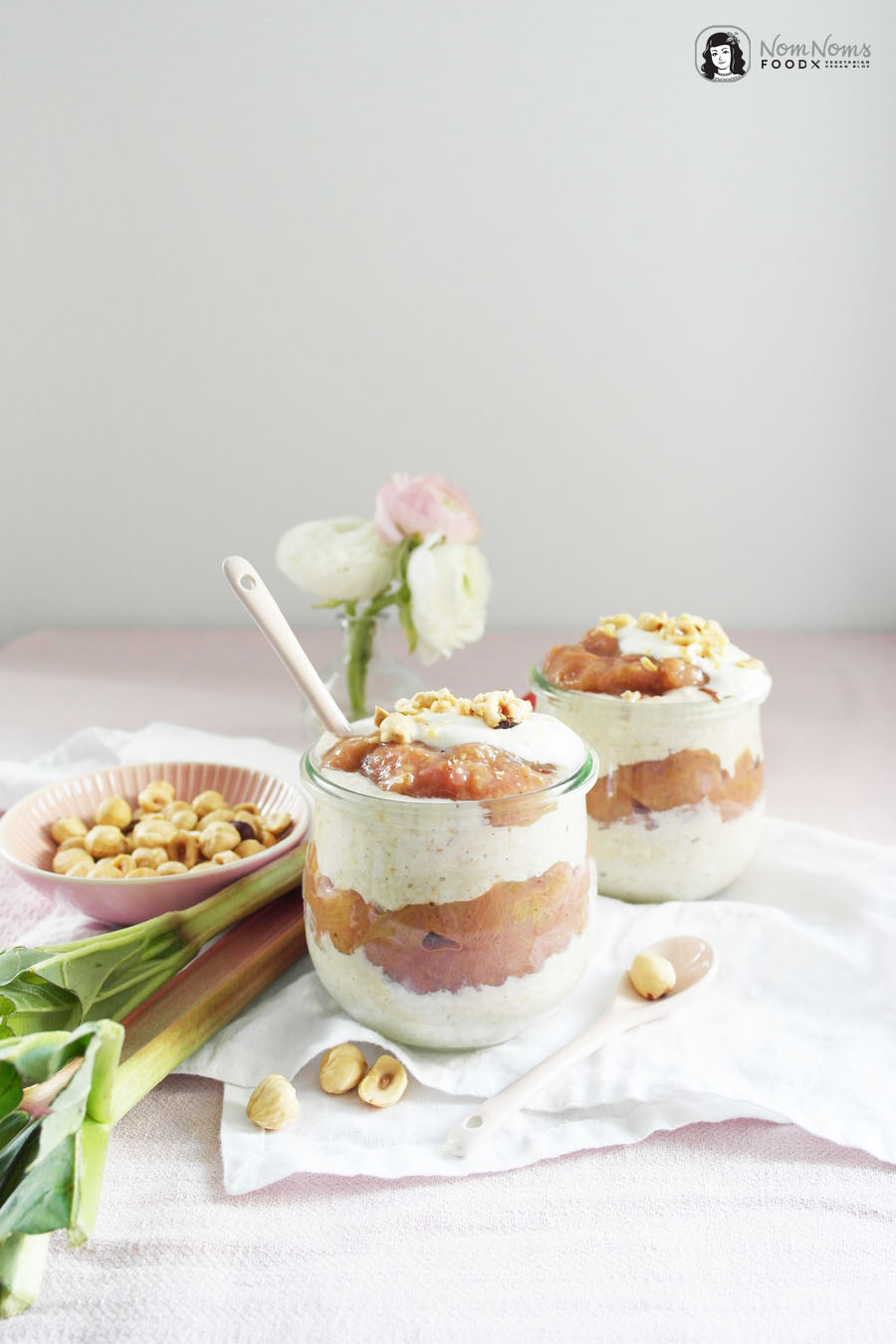 Vanille-Rhabarber-Overnight-Oats mit Haselnüssen